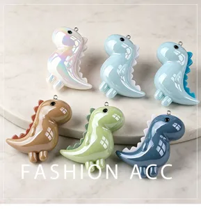 Détail de pendentif porte-clés dinosaure mignon brillant, matériau acrylique coloré.