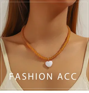Collier femme perles de verre simples et pendentif cœur plastique ABS pour cadeau quotidien
