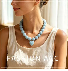 Vue rapprochée du collier de perles acryliques bleu clair avec un doux pendentif cœur.