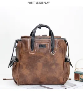Vue détaillée du sac à dos rétro multifonctionnel en cuir marron avec poignées noires.