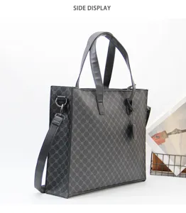 Vue latérale du sac cabas à carreaux pour homme, détail de la texture et poignées.