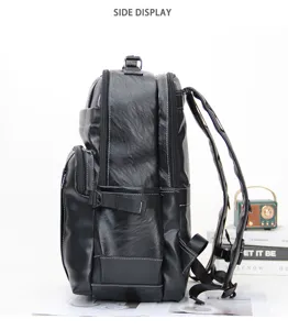 Zaino per laptop in pelle nera vista laterale dettaglio che mostra scomparti multipli e spallacci.