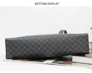 Vue détaillée du fond du sac à main pour hommes, design rétro à motif foncé sac d'affaires quotidien.