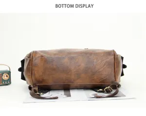 Sac à dos en cuir marron vue de bas détail montrant la texture coutures et fabrication.