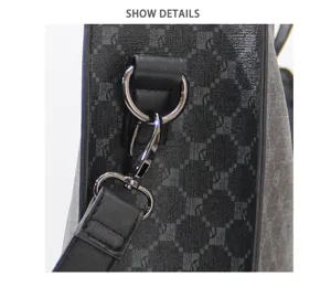 Gros plan sur les details du sac pour homme avec motif monogramme et pieces metalliques.