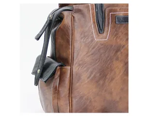 Vue détaillée du sac à dos rétro marron en cuir avec coutures contrastées et poche.