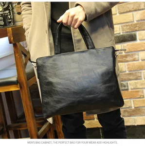 Primo piano sul manico e sulla texture in pelle nera di una elegante borsa da lavoro.