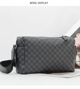 Detaillierte Ansicht der stilvollen grauen Herren Umhängetasche mit Monogramm und Schulterriemen.
