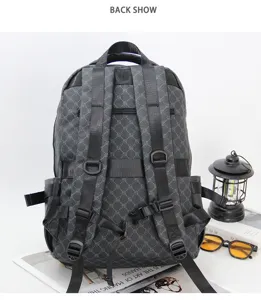 Detailansicht des stilvollen Herren Karo Rucksacks mit mehreren Fächern für Reisen.
