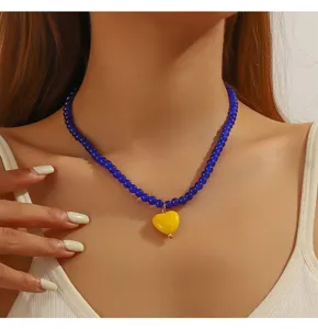 Collier de perles bleu tendance avec pendentif cœur jaune pour femme, bijou chic.