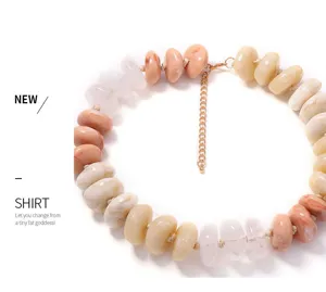 Collier de perles en resine coloree style dopamine choker galet vacances bijoux detail