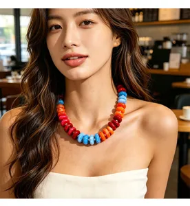 Detail de collier en perles de resine coloree, style bonbon dopamine plage vacances.