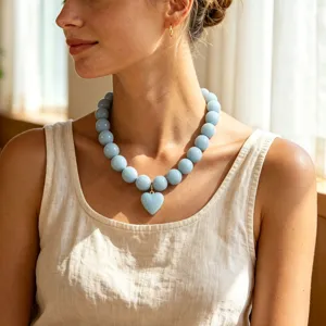Collier de perles en acrylique bleu avec pendentif cœur, élégant bijou bohème tendance.