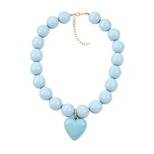 Collier de perles rondes en acrylique bleu clair chunky avec pendentif cœur pour femmes