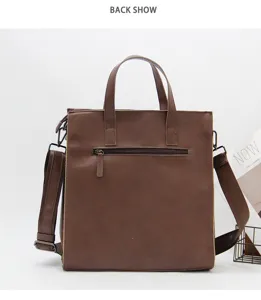 Vue détaillée de la sacoche en cuir marron avec poche zippée et bandoulière robuste.