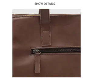 Gros plan détaillé de la poignée et de la poche zippée d'un cartable en cuir marron.