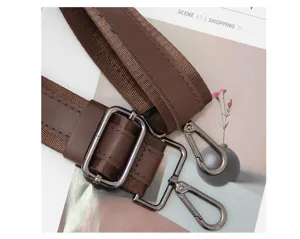 Détail de sangle d'épaule de sac marron de rechange avec sangle durable et crochets en métal.