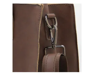 Gros plan sur la quincaillerie du sac en cuir, anneau en D et sangle robuste de détail.