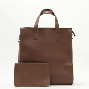 Élégant sac cabas en cuir marron pour homme avec pochette assortie, grand sac d'affaires spacieux.