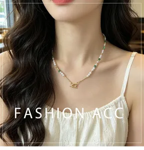 Gros plan détaillé d'un collier de perles et de perles vertes fait main avec fermoir OT doré.