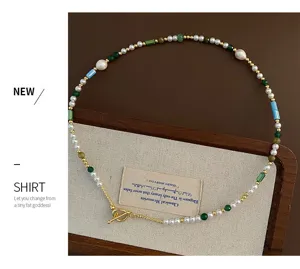 Gros plan détaillé du collier ras du cou en perles fait main avec des pierres vertes.