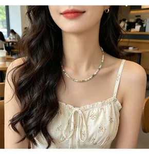 Vue détaillée du collier de perles vert menthe avec de délicats détails de style artisanal.