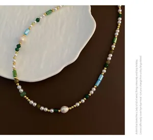 Magnifique collier de perles fait main avec de jolies pierres colorees de mode.