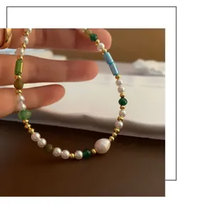 Gros plan détaillé d'un collier de perles fait main avec des pierres colorées.