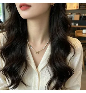 Détail de collier ras du cou en perles vert menthe, bijoux élégants et faits main pour femmes.