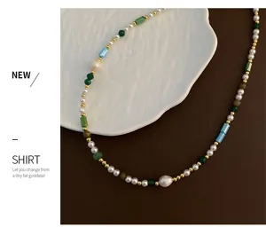 Gros plan détaillé du collier de perles mint mambo, avec perles délicates et pierres.