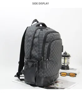 Seitenansicht des eleganten Herren Business Rucksacks mit vielen Fächern und Luxus Muster.