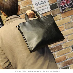 Vista dettagliata della borsa ventiquattrore da uomo nera, texture e dettagli retrò.