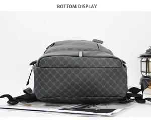 Detailansicht der grauen Herren Karo-Rucksack zeigt die robuste Bodenkonstruktion klar.