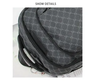 Detailansicht des dunkelgrauen geometrisch gemusterten Rucksacks mit Reißverschlussfächern.