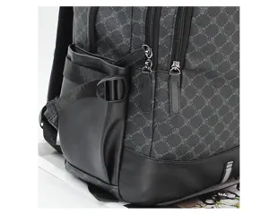Nahaufnahme eines Herren Reiserucksacks mit dunklem Monogramm Muster und robustem Lederbesatz.