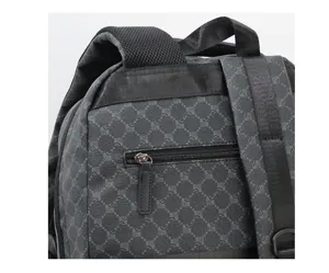 Detailansicht des Herrenrucksacks mit stilvollem Monogramm-Muster und praktischer Tasche.