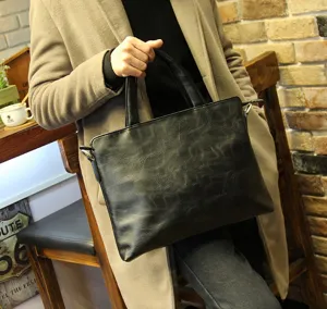 Borsa ventiquattrore uomo in pelle vista dettaglio, borsa a tracolla nera, design classico.