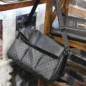 Stijlvolle heren schoudertas met luxe monogram patroon, duurzaam PU leer en canvas materiaal.