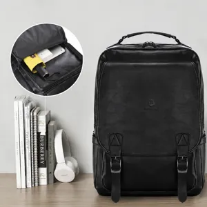 Herren schwarzer PU Leder Vintage Freizeit Rucksack mit USB Ladeanschluss und Kapazität.