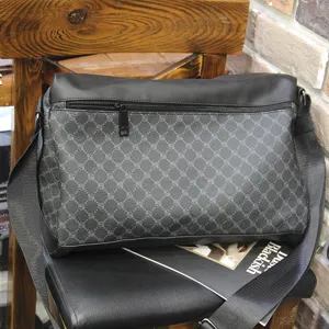 Stijlvolle heren schoudertas met klassiek ruitpatroon, leren details en verstelbare riem.