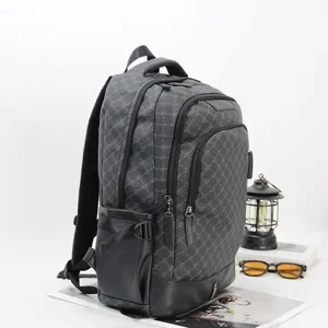 Stilvoller karierter Herren Rucksack fuer Reise und Business. Leichtes Multi-Faecher-Design.