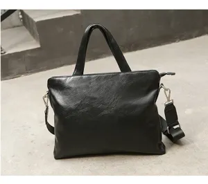 Vista dettagliata della borsa da lavoro da uomo in pelle nera morbida per computer.