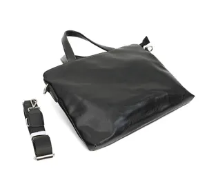 Vista dettagliata della borsa da lavoro in pelle nera con tracolla regolabile e manico.