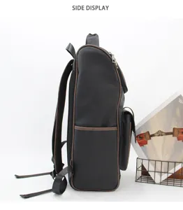 Herren Leder Rucksack Seitenansicht zeigt strapazierfähige Struktur und stilvolle braune Ränder.