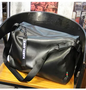 Large capacity men's travel gym shoulder bag, waterproof zipper retro messenger bag.