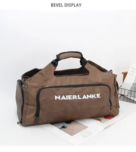 Vue détaillée du sac de voyage marron montrant la poche zippée avant et les poignées.