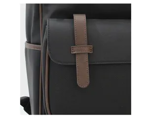 Detailansicht des stilvollen schwarzen Herren-Freizeitrucksacks mit braunem Lederbesatz.