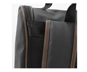 Nahaufnahme Detail des schwarzen Herren Lederrucksacks mit braunem Rand und Netztasche.