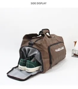 Vue détaillée latérale du sac de sport marron avec un compartiment à chaussures séparé.