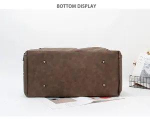 Sac de voyage marron affichage du fond avec pieds en métal, image de détail studio.